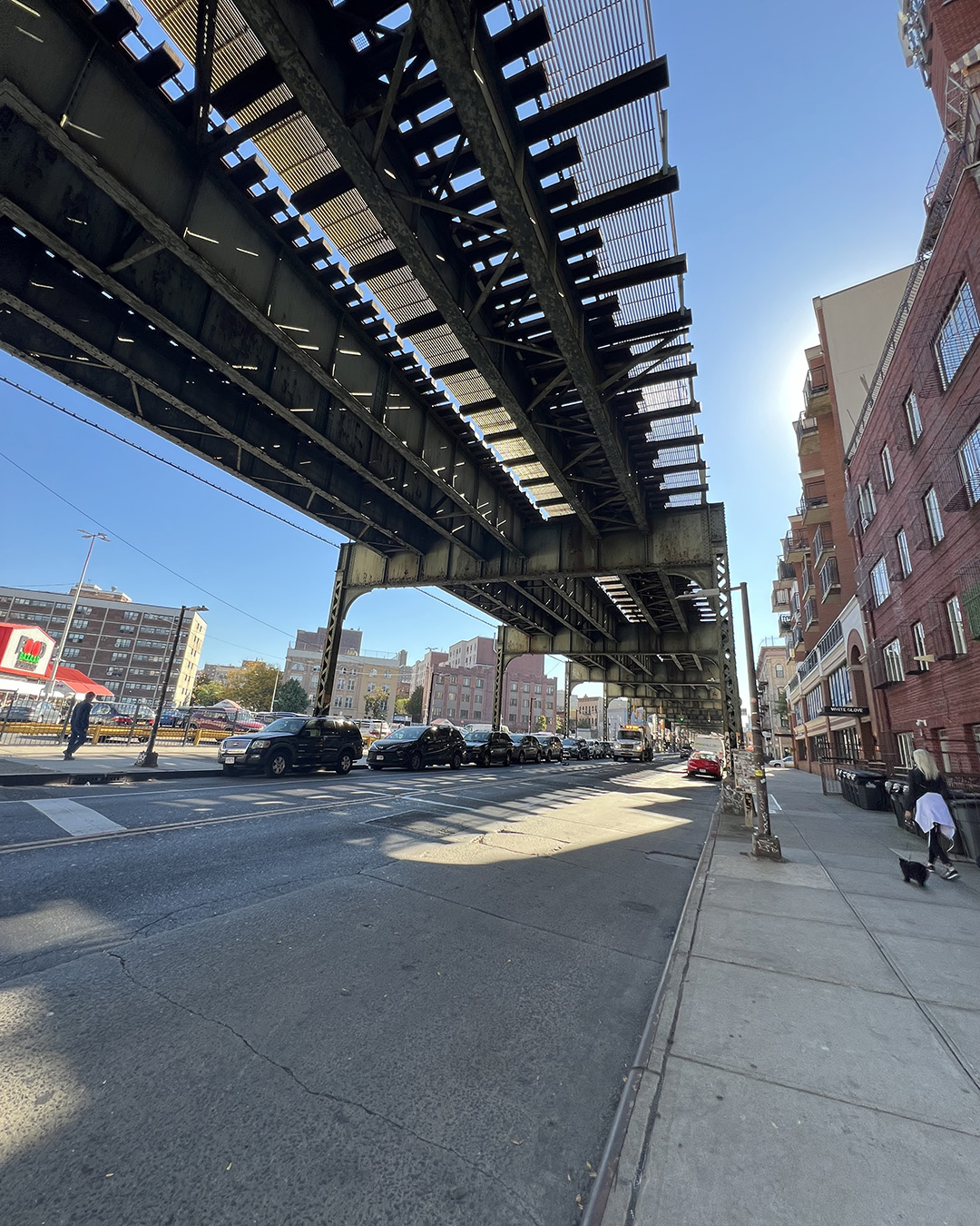 The J Train along Broadway - Brooklyn